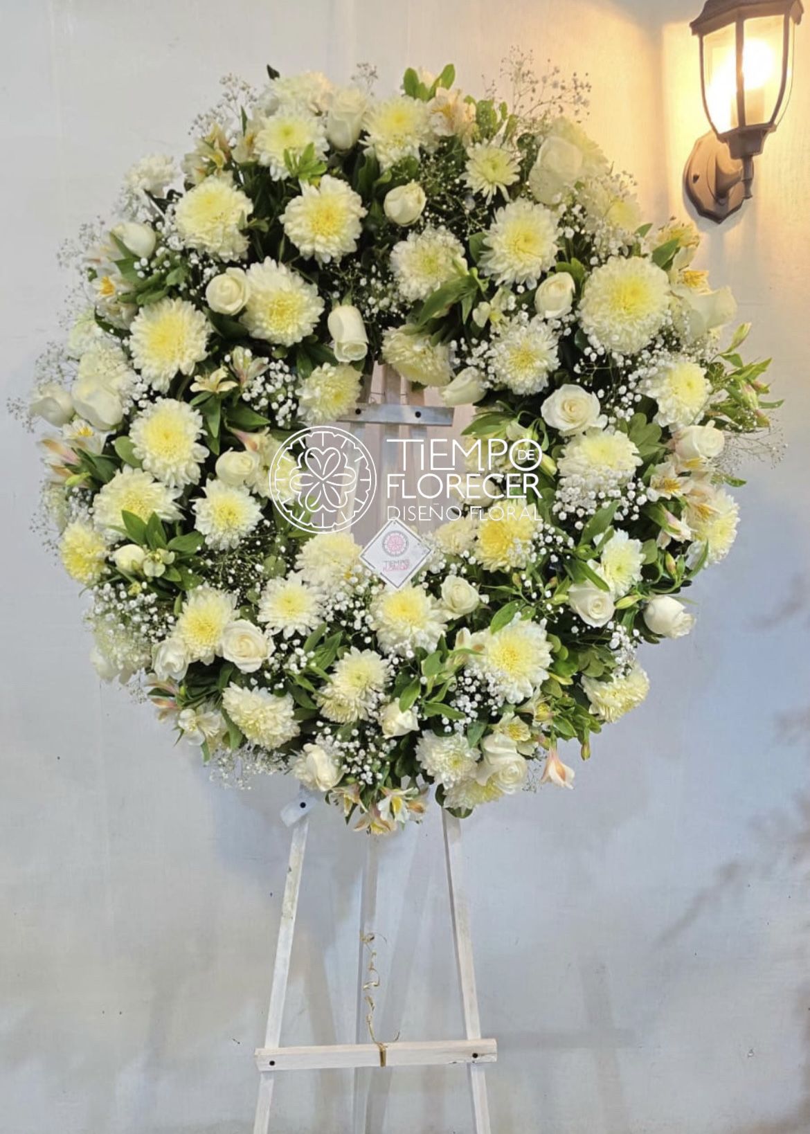 Corona Te Acompaño Con Rosas y Tripié